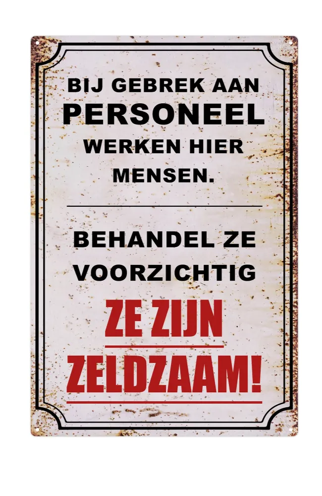Decoratiebord met tekst "Bij gebrek aan personeel werken hier mensen, behandel ze voorzichtig ze zijn zeldzaam" in vintage stijl